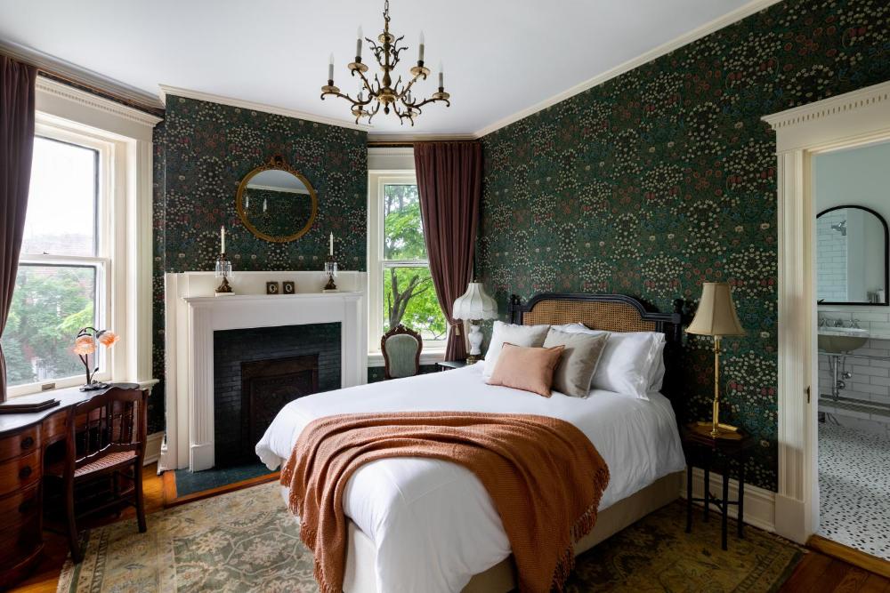 Deluxe Queen Room interior