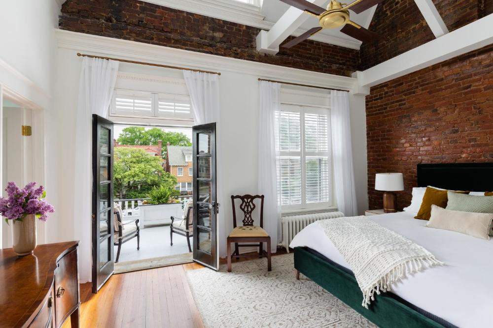 King Suite with Balcony interior